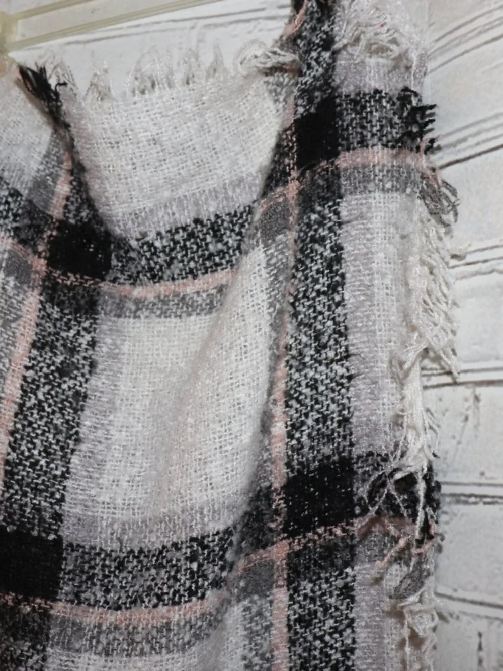 Vintagejelyfish 🖤🤍💗 plaid